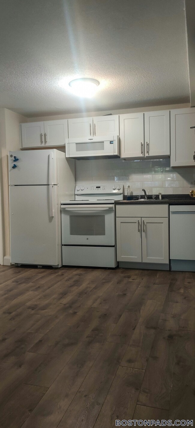 122 Dustin St, Unit 1 in Boston, MA - Foto de edificio - Building Photo