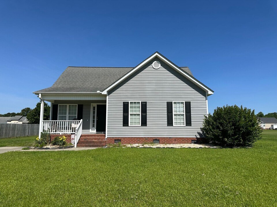 404 Northgate Dr in Washington, NC - Building Photo
