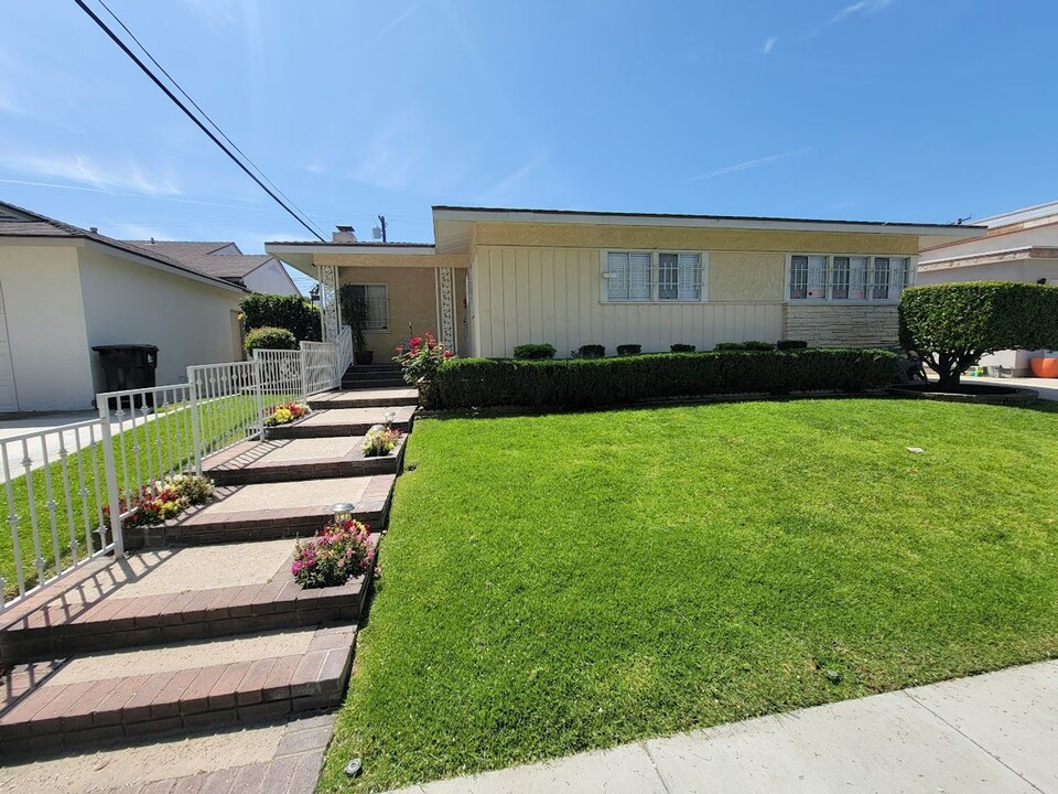 6732 E Los Arcos St in Long Beach, CA - Building Photo