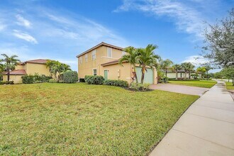 11240 SW Wyndham Way in Port St. Lucie, FL - Foto de edificio - Building Photo