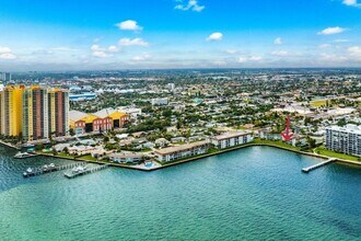 2936 Lake Shore Dr in Riviera Beach, FL - Building Photo - Building Photo