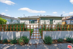 2453 Oak St in Santa Monica, CA - Building Photo