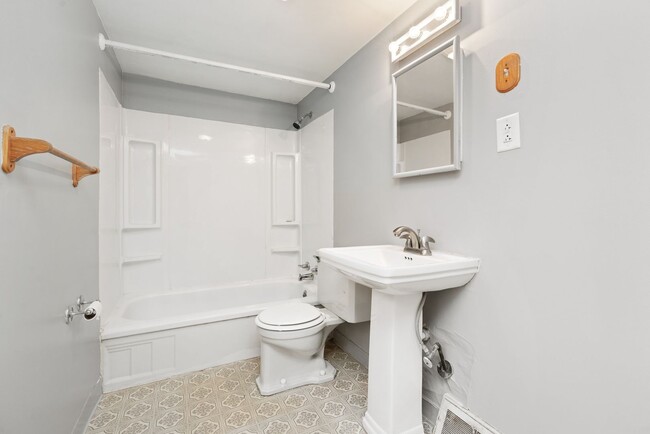 47 Lindsay Rd in Carnegie, PA - Building Photo - Building Photo