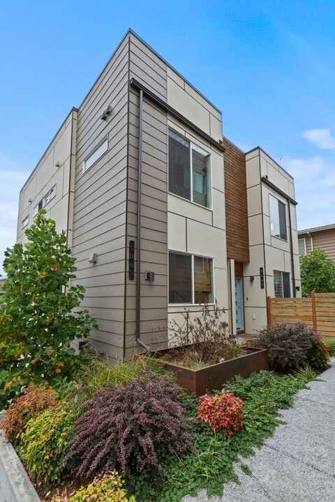 5049 38th Ave SW in Seattle, WA - Building Photo