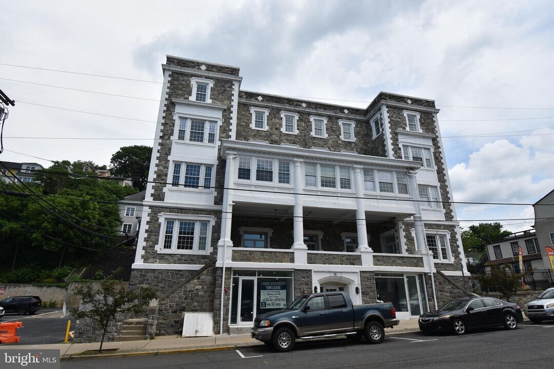 75 N Main St in Phillipsburg, NJ - Building Photo