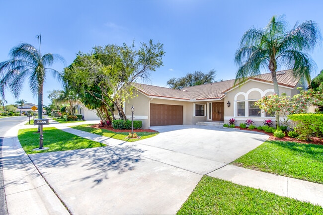 8555 Eagle Run Dr in Boca Raton, FL - Building Photo - Building Photo