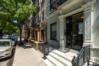 227 W 16th St in New York, NY - Building Photo - Building Photo