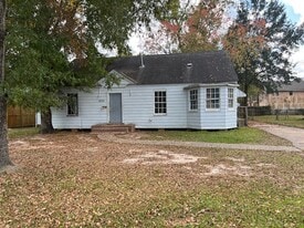 1835 Rivercrest St in Beaumont, TX - Building Photo