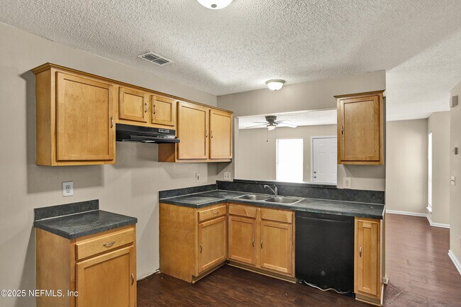 877 Candleknoll Ln in Jacksonville, FL - Building Photo - Building Photo
