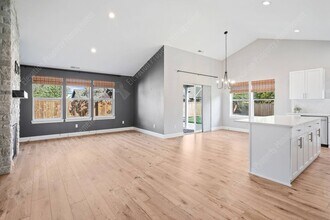 1679 SW Black Butte Ct in Redmond, OR - Building Photo - Building Photo