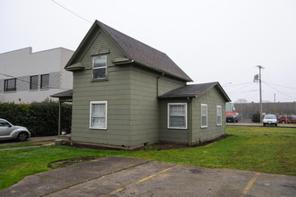 1348 12th St in Salem, OR - Building Photo - Building Photo