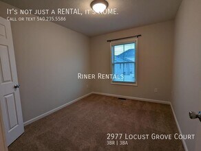 2977 Locust Grv Ct in Harrisonburg, VA - Foto de edificio - Building Photo