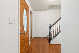 115 S Dickenson Ave in Sterling, VA - Foto de edificio - Building Photo