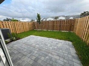 1355 SE 7th Ter in Homestead, FL - Foto de edificio - Building Photo