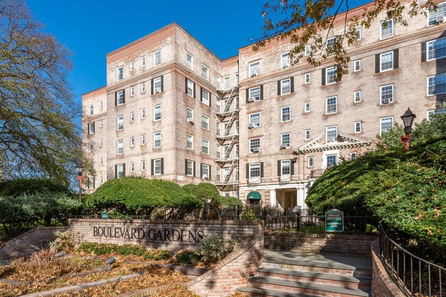 Boulevard Gardens in Woodside, NY - Foto de edificio - Primary Photo