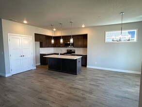 4802 Vlg Vw St in Richland, WA - Building Photo - Building Photo
