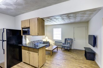 Oakwood Crest Furnished Remodeled Apartments in Euless, TX - Building Photo - Building Photo