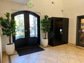 Chateau Toluca in West Toluca Lake, CA - Foto de edificio - Building Photo