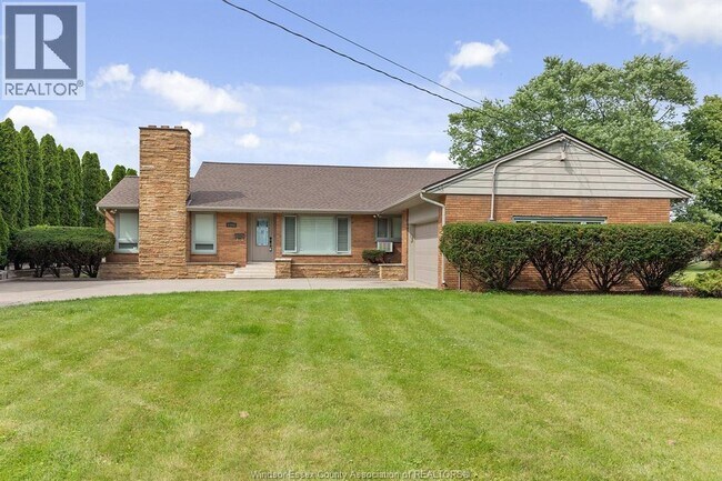 13994 Riverside Dr E in Tecumseh, ON - Building Photo - Building Photo