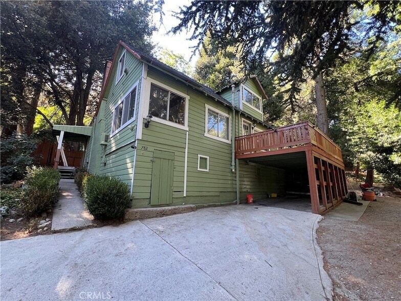 782 N Village Ln in Crestline, CA - Foto de edificio