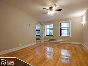 429 W Roscoe St, Unit 425-210 in Chicago, IL - Foto de edificio - Building Photo