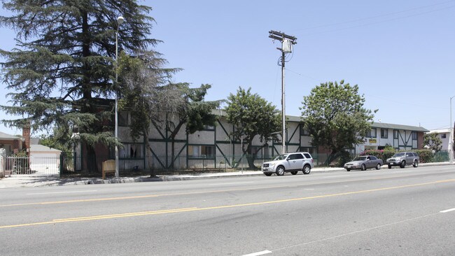 Vineland Courtyard in Sun Valley, CA - Building Photo - Building Photo