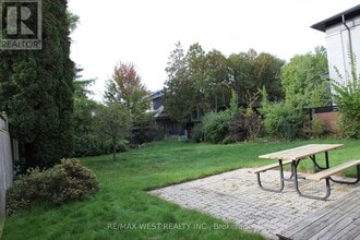 3121 Victoria St in Oakville, ON - Building Photo - Building Photo