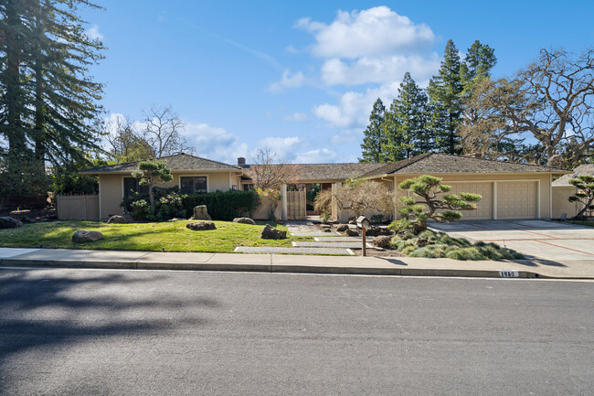 1860 Piedras Cir in Alamo, CA - Foto de edificio - Building Photo