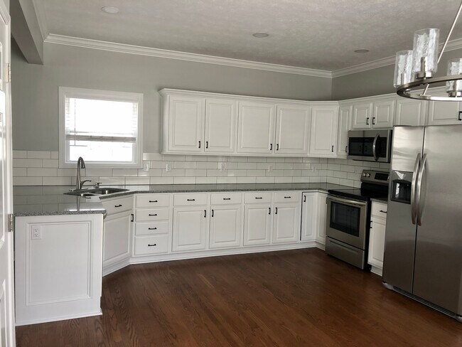 230 Heritage Ln in Carmel, IN - Foto de edificio - Building Photo