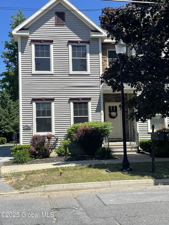 124 Jefferson St in Saratoga Springs, NY - Foto de edificio