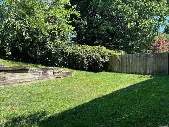 16 Alex Ln in Glen Cove, NY - Building Photo - Building Photo