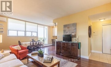 6400 Huggins St in Niagara Falls, ON - Building Photo - Building Photo