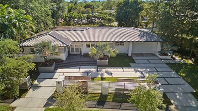 18 Samana Dr in Miami, FL - Building Photo - Building Photo