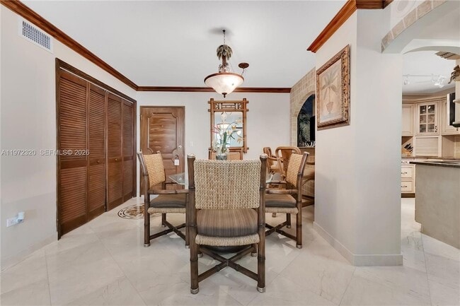 5555 Collins Ave, Unit 5B in Miami Beach, FL - Building Photo - Building Photo