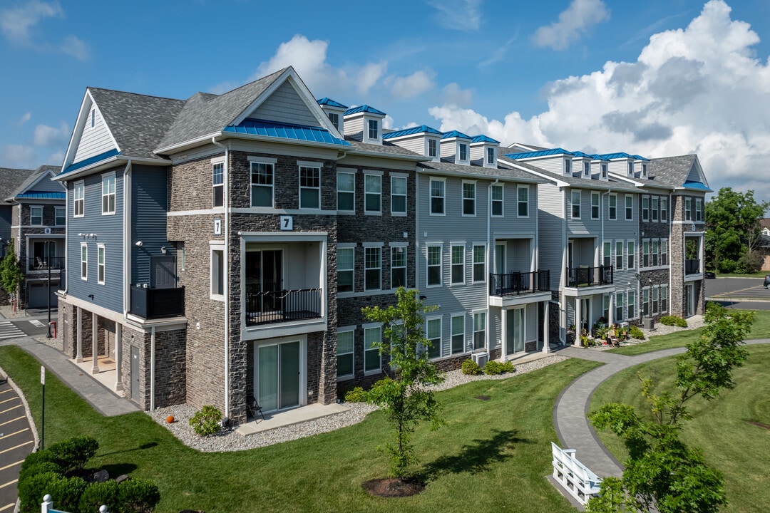 Amwell Terrace in Hillsborough, NJ - Foto de edificio
