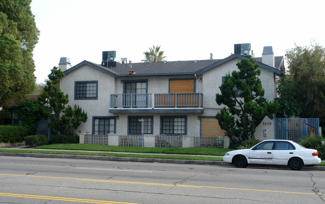 5630 Woodman Ave in Van Nuys, CA - Building Photo - Building Photo