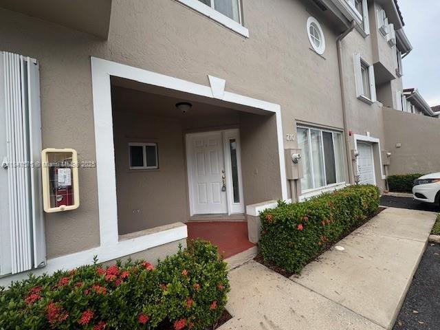 210 Riviera Cir in Weston, FL - Foto de edificio - Building Photo