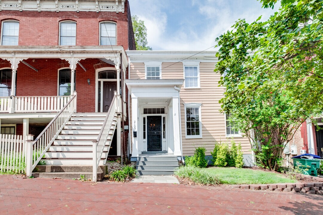 2109 E Broad St in Richmond, VA - Building Photo