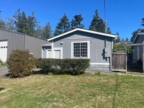 1616 Penn Cove Rd in Oak Harbor, WA - Building Photo - Building Photo