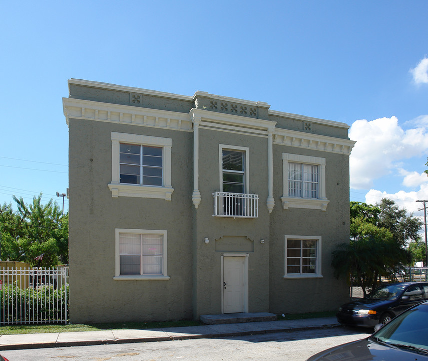 242 NE 32nd St in Miami, FL - Building Photo