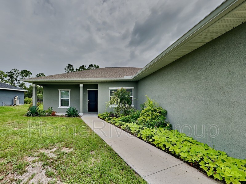 2772 Portago Ln in North Port, FL - Building Photo