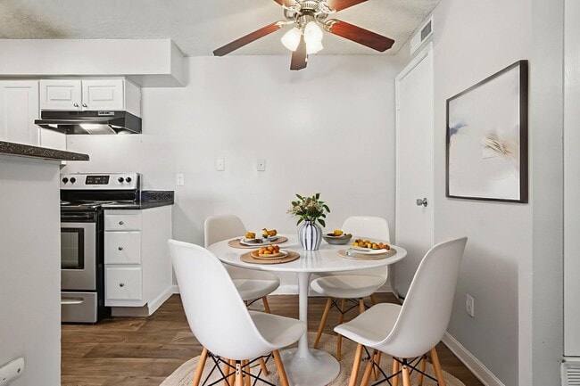 Windmill Apartments in Colorado Springs, CO - Building Photo - Building Photo