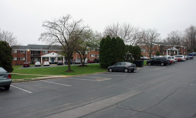 Sussex Square Apartments in Plymouth Meeting, PA - Foto de edificio - Building Photo