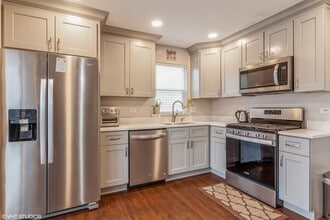 2043 University Dr in Naperville, IL - Building Photo - Building Photo