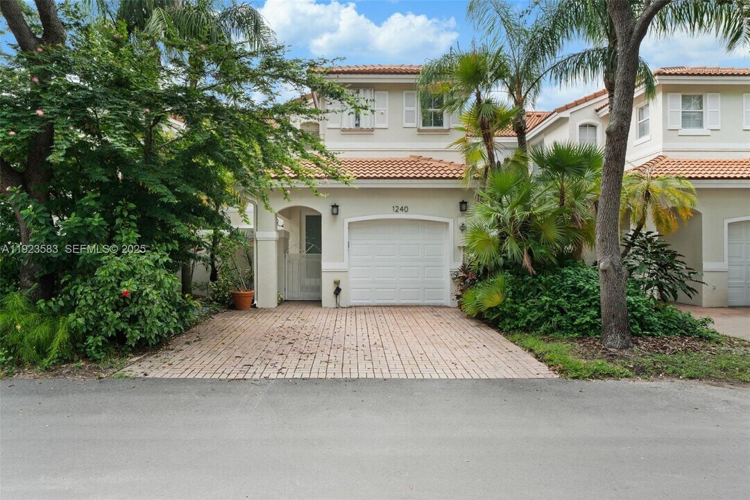 1240 Weeping Willow Way in Hollywood, FL - Building Photo