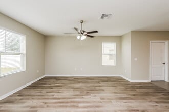 10430 Whispering Hammock Dr in Riverview, FL - Building Photo - Building Photo