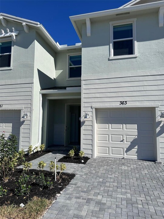 363 SE Crossoak Ln in Port St. Lucie, FL - Building Photo