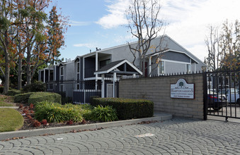 Hampton Court Apartments in Chino, CA - Building Photo - Building Photo