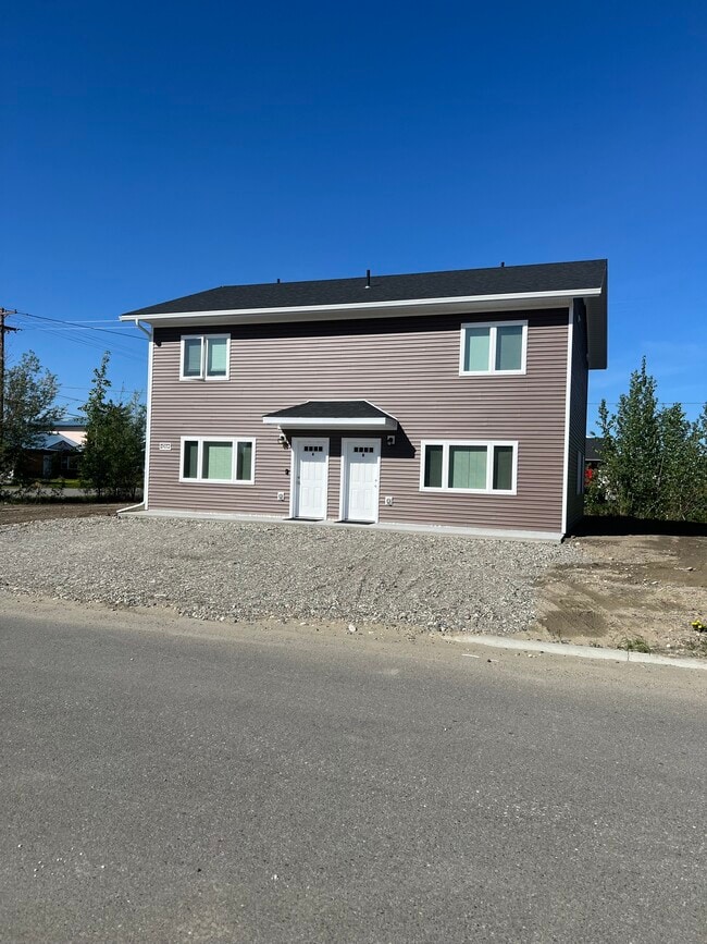 2652 Stryker Lp, Unit B in North Pole, AK - Foto de edificio - Building Photo