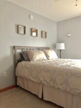 184 Thornton St, Unit 1 in Manchester, NH - Foto de edificio - Building Photo